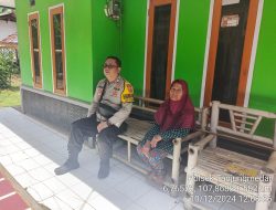 Aipda Tata Sasmita bersama Bripka Agus Sukmana melaksanakan sambang/silatrahmi kamtibmas ke warga masyarakat 