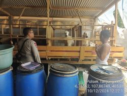 Aipda Tata Sasmita bersama Bripka Agus Sukmana Laksanakan Sambang Kamtibmas dan Dumas Keliling di Tanjungmedar dalam Rangka BEYOND TRUST PRESISI