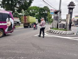 Panit Lantas Polsek Tomo Laksanakan Pengaturan Lalin di Pertigaan Cijelag Antisipasi Kemacetan dan Laka Lantas.