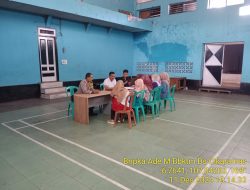Bhabinkamtibmas Desa Cikaramas Bripka Ade Mulyana melaksanakan Monitoring Penyaluran Insentif di Desa Cikaramas