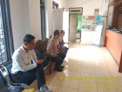 Bripka Ade Mulyana Bhabinkamtibmas Desa Cikaramas Tanjungmedar Polres Sumedang melaksanakan sambang/silatrahmi kamtibmas ke aparatur Desa Cikaramas
