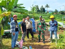 Untuk menjaga Sinergitas TNI/POLRI, Bhabinkamtibmas bersama Babinsa melaksnakan Anjangsana / Silaturahmi TNI/POLRI ke warga masyarakat