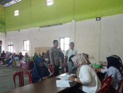 Bhabinkamtibmas Polsek Tanjungkerta Bantu Penyerahan Bantuan Beras untuk Warga Desa Sukamantri