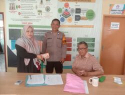 Aiptu Nana Sujana, selaku Bhabinkamtibmas Polsek Tanjungmedar, melaksanakan monitoring penyaluran Bantuan Langsung Tunai (BLT) kepada warga Desa Wargaluyu