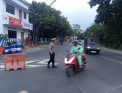 Bripka Ahid H. Laksanakan Penjagaan dan Pengaturan Lalu-lintas dipertigaan Cijelag.