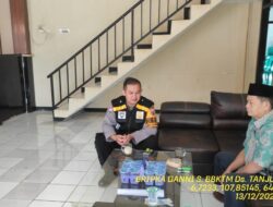 Bripka Dani Santika melaksanakan sambang/silatrahmi Kamtibmas ke Kepala Desa Tanjungmedar