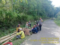 Bhabinkamtibmas Desa Kamal Bersama Perangkat Desa dan Warga Laksanakan Jumat Bersih