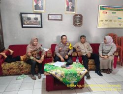 Bripka Agus Sukmana Lakukan Silaturahmi dan Koordinasi Kamtibmas ie aparatur Desa Sukamukti