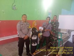 Bhabinkamtibmas Desa Kamal, Bripka Yuyun Yuwana, bersama Babinsa Desa Sukatani, Sertu Cecep Darsono Monitoring Pembagian Insentif