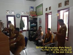 Aiptu Nana Sujana Bhabinkamtibmas Polsek Tanjungmedar Polres Sumedang sambangi aparatur Desa Wargaluyu
