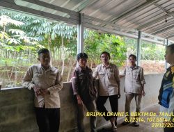 Bripka Dani Santika sambangi aparatur desa serta dumas keliling dalam rangka BEYOND TRUST PRESISI di wilayah Kec. Tanjungmedar