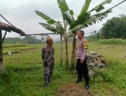 Bhabinkamtibmas Desa Sukamatri Sambangi Warga Desa Binaanya