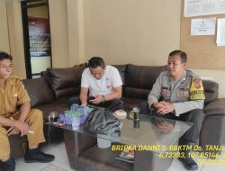 Aipda Edi Hidayat bersama Bripka Dani Santika melaksanakan sambang/silatrahmi Kamtibmas ke aparatur Desa Tanjungmedar