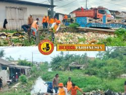 Satgas Desa Kedung Pengawas Bersama UPT Wilayah 1 Persampahan dan DLH Kabupaten Bekasi Gempur Tumpukan Sampah di Kali Kopeng