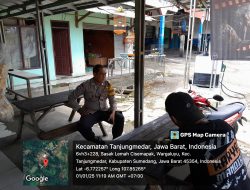 Bripka Ade Mulyana bersama Bripda Farizal sambangi warga masyarakat