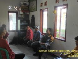 Bripka Dani Santika sambangi aparatur desa serta dumas keliling dalam rangka BEYOND TRUST PRESISI di wilayah Kec. Tanjungmedar