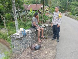 Bhabinkamtibmas Desa Sukamatri Sambangi Warga Desa Binaanya
