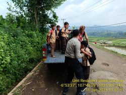 KAPOLSEK SUKASARI BESERTA ANGGOTA UNIT SAMAPTA MEMBERIKAN HIMBAUAN KAMTIBMAS SEBAGAI LANGKAH PREVENTIF DEMI TERCIPTANYA SITUASI KAMTIBMAS YANG KONDUSIF