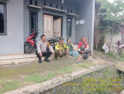Aiptu Nana Sujana bersama Bripka Yuyun Yuwana sambangi warga masyarakat