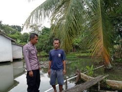 Bhabinkamtibmas Polsek Tanjungkerta Dukung Percepatan Asta Cita Swasembada Pangan Lewat Pemanfaatan Lahan untuk Peternakan