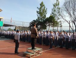 Kanit Binmas Polsek Tanjungkerta Jadi Pembina Upacara di SMAN Tanjungkerta