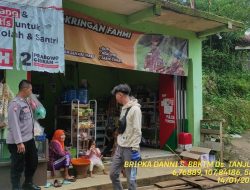 Bripka Dani Santika bersama Briptu Diwan sambangi Warga masyarakat