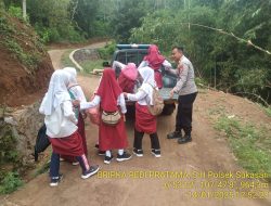 KAPOLSEK SUKASARI BESERTA ANGGOTA UNIT SAMAPTA MEMBERIKAN HIMBAUAN KAMTIBMAS SEBAGAI LANGKAH PREVENTIF DEMI TERCIPTANYA SITUASI KAMTIBMAS YANG KONDUSIF