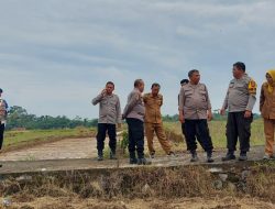 Kapolsek Tanjungkerta Dukung Percepatan Asta Cita Swasembada Pangan Lewat Pemanfaatan Lahan untuk Penanaman Benih Jagung di Desa Kertaharja