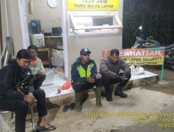 Kegiatan Sambang  Kamtibmas Dalam Rangka Pelaksanaan Beyond Trust Presisi Kepada Warga Masyarakat Yang Sedang  Melaksanakan Siskamling di Desa Rancamulya