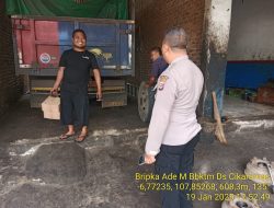 Bripka Yuyun Yuwana bersma Bripka Ade Mulyana sambangi warga masyarakat