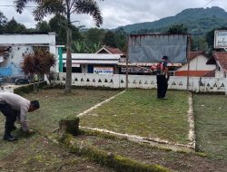 Kegiatan Bersih-Bersih Teras Hijau oleh Bhabinkamtibmas Desa Wargaluyu