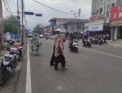 Antisipasi Kemacetan Unit Lantas Polsek Sumedang Utara Laksanakan Pengaturan Lalu Lintas Pelayanan Sore