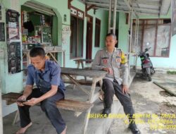 Bripka Dani Santika bersama Briptu Diwan sambangi Warga masyarakat