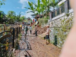 Bhabinkamtibmas dan Babinsa Bersama Warga Gotong Royong Bersihkan Jalan Desa Akibat Longsor