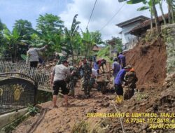Bhabinkamtibmas, Babinsa Bersama Warga Gotong Royong Bersihkan Jalan Desa Akibat Longsor