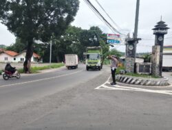 Panit Lantas Polsek Tomo Aipda Dian Kusdita Laksanakan Pengaturan Lalin Antisipasi Kemacetan dan Laka Lantas.