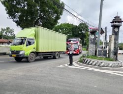 Antisipasi Daerah Rawan Laka Lantas Panit Lantas Polsek Tomo Laksanakan Pengaturan Lalu-lintas.