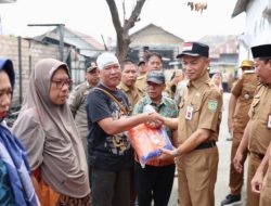 Sekda Tanah Bumbu bersama Rombongan Beri Bantuan Korban Kebakaran