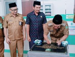 Bupati Tanah Bumbu Zairullah Tanda Tangan Prasasti Resmikan Puskesmas Karang Bintang