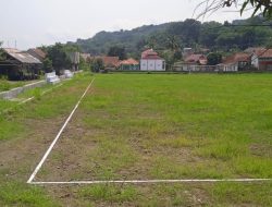 Proyek Rehabilitasi Lapang Bola di Desa Cikeusik Mangkrak.