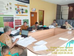 Aiptu Nana Sujana bersama Bripka Yuyun Yuwana Bhabinkamtibmas Polsek Tanjungmedar Polres Sumedang sambangi aparatur Desa Wargaluyu