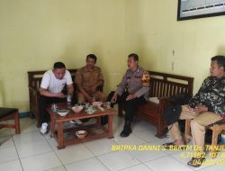 Aipda Edi Hidayat bersama Bripka Dani Santika sambangi aparatur desa serta dumas keliling dalam rangka BEYOND TRUST PRESISI