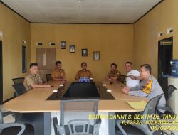 Aipda Edi Hidayat bersama Bripka Dani Santika melaksanakan sambang/silatrahmi Kamtibmas ke aparatur Desa Tanjungmedar