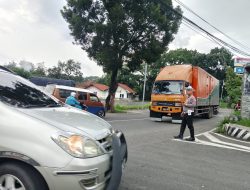 Antisipasi Daerah Rawan Laka Panit Lantas Polsek Tomo Laksanakan Pengaturan Lalu-lintas.
