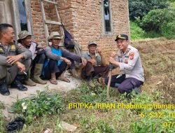 Polsek Sukasari melaksanakan kegiatan Jumat Curhat untuk menampung aspirasi warga dan meningkatkan kinerja Polri sebagai pelindung dan pengayom masyarakat.