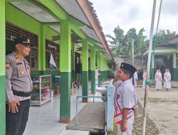 Kapolsek Tanjungmedar Hadiri Upacara Bendera di SDN Cinangsi, Tekankan Kedisiplinan dan Nasionalisme