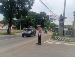Satuan Lalu – lintas Polsek Tomo Laksanakan Penjagaan dan Pengaturan Lalin dipertigaan Cijelag.