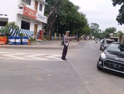 Unit Lantas Polsek Tomo Laksanakan Pengaturan Lalu-lintas Sebagai Bentuk Pelayanan Kepada Masyarakat Pengguna Jalan