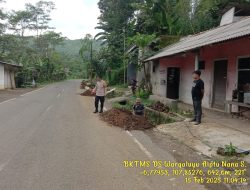 Bhabinkamtibmas Desa Wargaluyu Monitoring Penggalian Kabel Telkom di Jalan Raya Subang-Sumedang