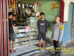 Bripka Dani Santika bersama Briptu Diwan Ahmad sambangi Warga masyarakat